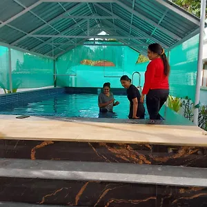 Johnson's With Pool & Ecohouseboat Maison d'hôtes